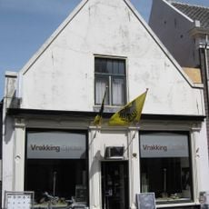 Gepleisterd pand met topgevel