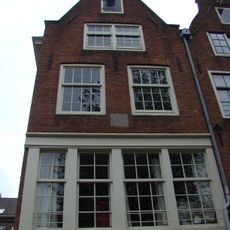 Pand onder schilddak met gevel onder rechte triglyfenlijst met twee consoles