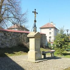 Kříž u kostela v Brništi