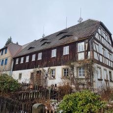 Pfarrhaus (Umgebinde?) und Scheune des Pfarrhofs, davor Granittrog und Granitfreitreppe, zwei Blitzableiter Geißlerweg 1