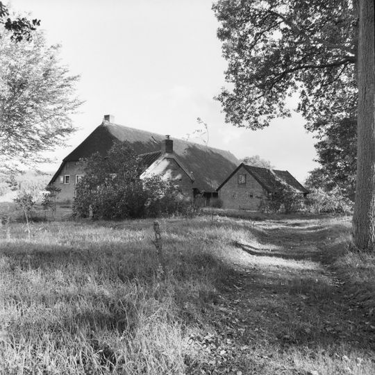 Hallenhuisboerderij in ambachtelijk-traditionele stijl, stookhok
