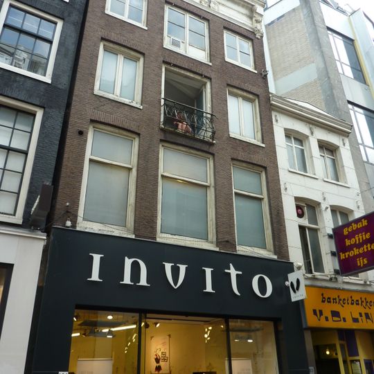 Pand met gevel onder verhoogde lijst met consoles