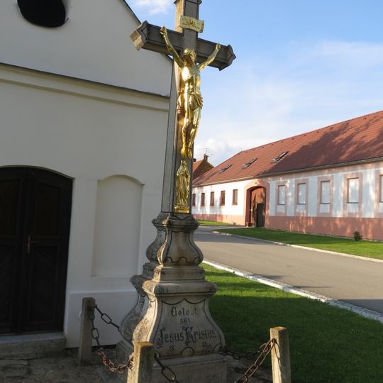 Kříž u kaple v Lovčovicích