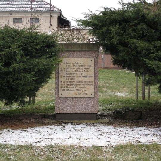 Památník důležitých dat na návsi v Pálči