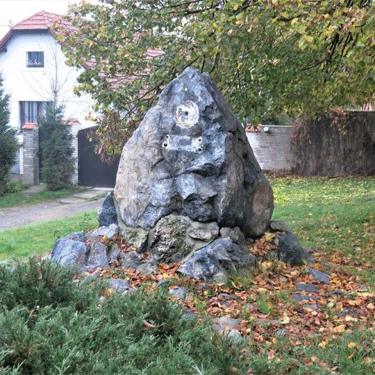 Pomník nejasného účelu v parku v Hlavní ulici v Předboji