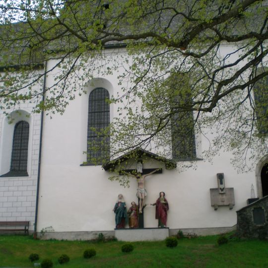 Schlosskapelle Freundsberg mit Kreuzigungsgruppe