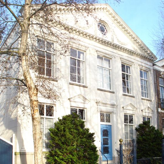 Half vrijstaande stadsvilla achter smeedijzeren hekwerk