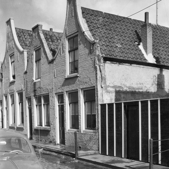 Huis met klokgevel aan de straat