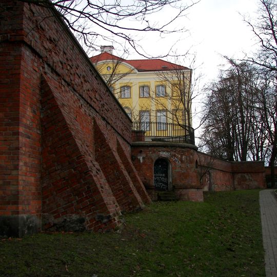 Mur oporowy za Pałacem Kazimierzowskim wraz z resztkami założenia ogrodowego na skarpie