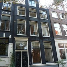 Pand met halsgevel met gedeelde vleugelstukken en palmet in de afdekking