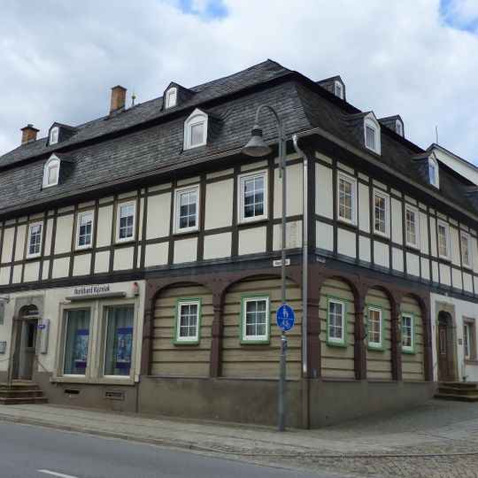 Wohnhaus mit Ladeneinbau, in Ecklage Markt 2