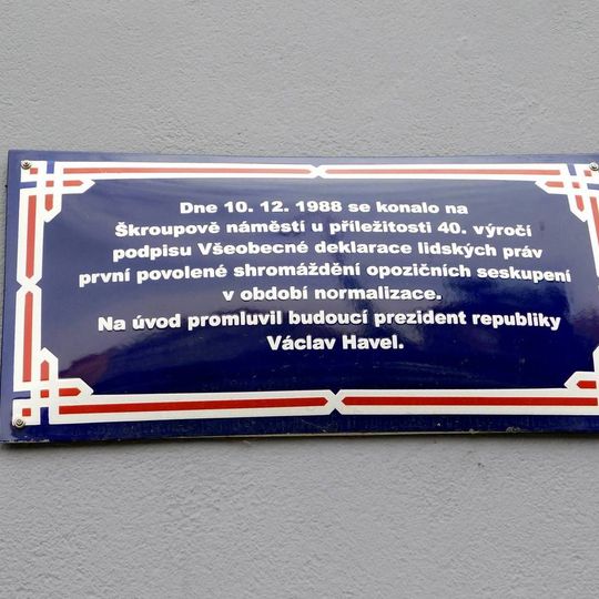 Pamětní deska shromáždění opozičních seskupení na Škroupově náměstí v Praze