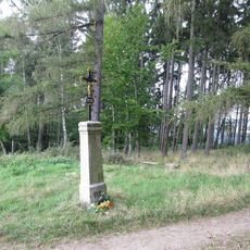 Kříž u okraje lesa nedaleko Veselé hory