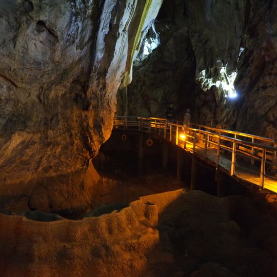 Cueva de los Lagos