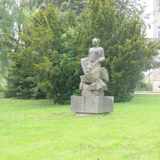 Socha Úroda před zemědělskou školou v Bystřici nad Pernštejnem