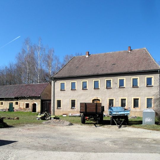 Herrenhaus und Wirtschaftsgebäude sowie Garten und Heckeneinfassung des ehemaligen Rittergutes Feldstraße 6