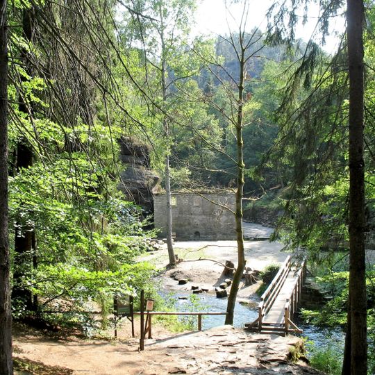 Lávka přes Kamenici u Dolského mlýna