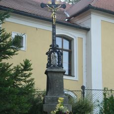 Kříž u kostela sv. Jana Křtitele v Rokytnici nad Rokytnou