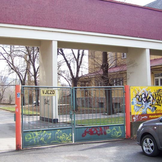 Mostní přechod mezi budovami obchodní akademie v Berouně