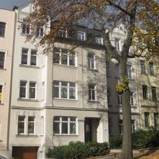 Mietshaus in geschlossener Bebauung mit Vorgarten Münchner Straße 5