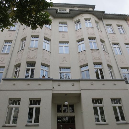 Mietshaus in geschlossener Bebauung mit Vorgarten Hübschmannstraße 21