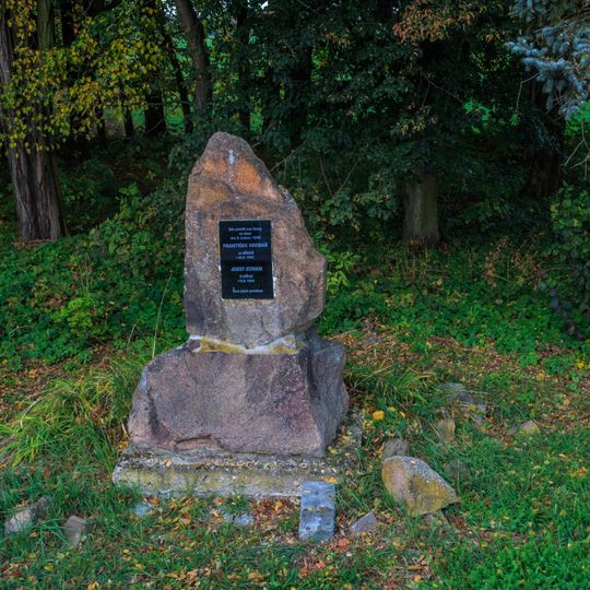 Pomník jižně od Břehů u mostu přes Labe