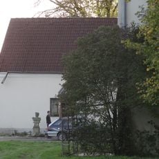 Busta v areálu zaniklého zámečku