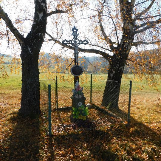 Kříž u polní cesty severně od Chválkova