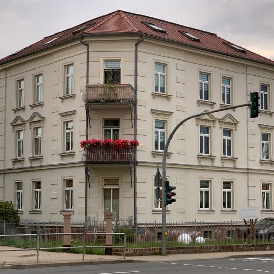 Wohnhaus, in offener Bebauung und Ecklage Bismarckstraße 16