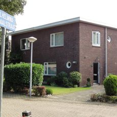 Schoenfabriek Bata: dienstwoning voor lager personeel