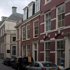 Pand met gevel met rechte kroonlijst en pilasterstelling om de deur