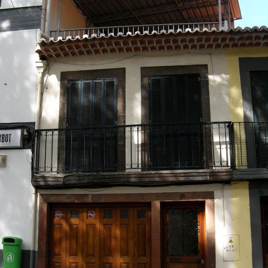 Edifício na travessa das Capuchinhas, n.º 33