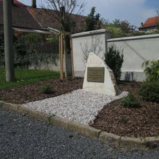 Památník ve Všerubech u kostela