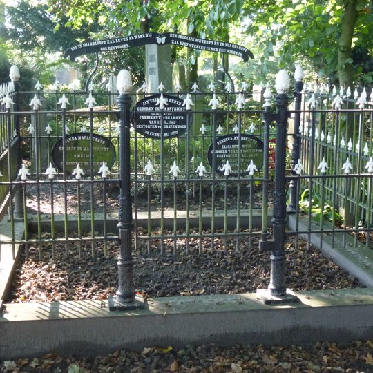 Grafmonument voor predikant Endtz en twee verwanten