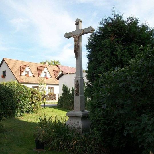 Kříž v Deštné u Svatojánské ulice