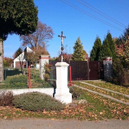 Kříž v Lišicích u rozcestí