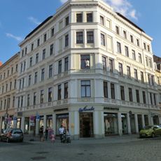 Mietshaus mit Läden in geschlossener Bebauung, Eckhaus zur Jakobstraße Postplatz 11