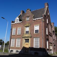 Woonhuis en kantoor met tuin