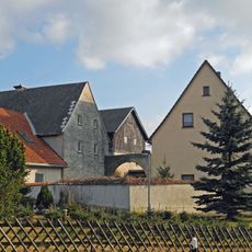 Sandstein-Torbogen mit Kämpfer und Schlussstein Dorfstraße 33