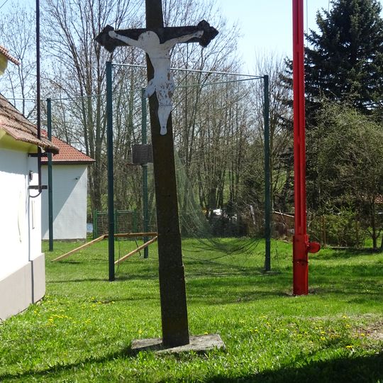Kříž u kaple v Olší