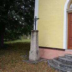 Kříž u kaple v Čelivu