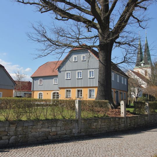Wohnhaus mit umgebender Stützmauer Alte Bautzener Straße 14
