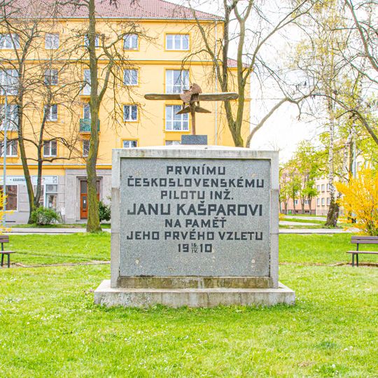 Pomník prvního vzletu Jana Kašpara na náměstí Dukelských hrdinů v Pardubicích