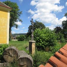 Kříž v Oseku u kostela