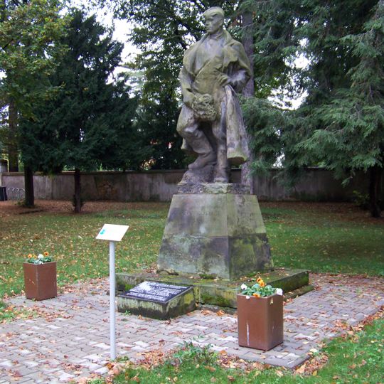 Památník osvobození Rudou armádou a pomník padlých rudoarmějců ve středu Vinoře