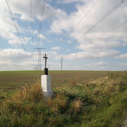 Kříž u Střížovic pod elektrickým vedením