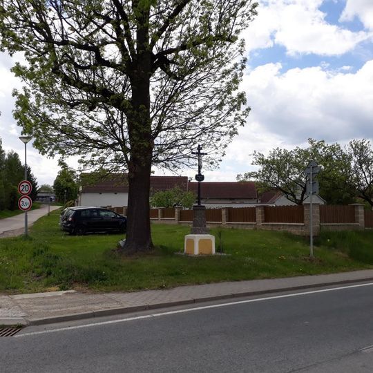 Kříž v Bečicích na rozcestí