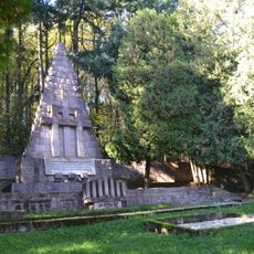 Pomník Kremnička, hrob