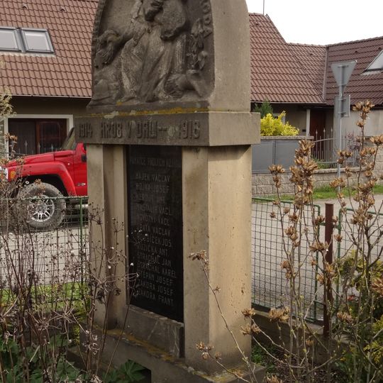 Pomník padlým v Hostíně u Mělníka