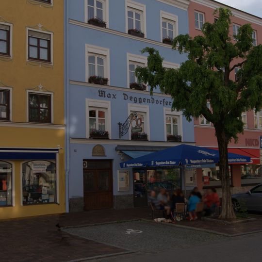 Wohn- und Geschäftshaus